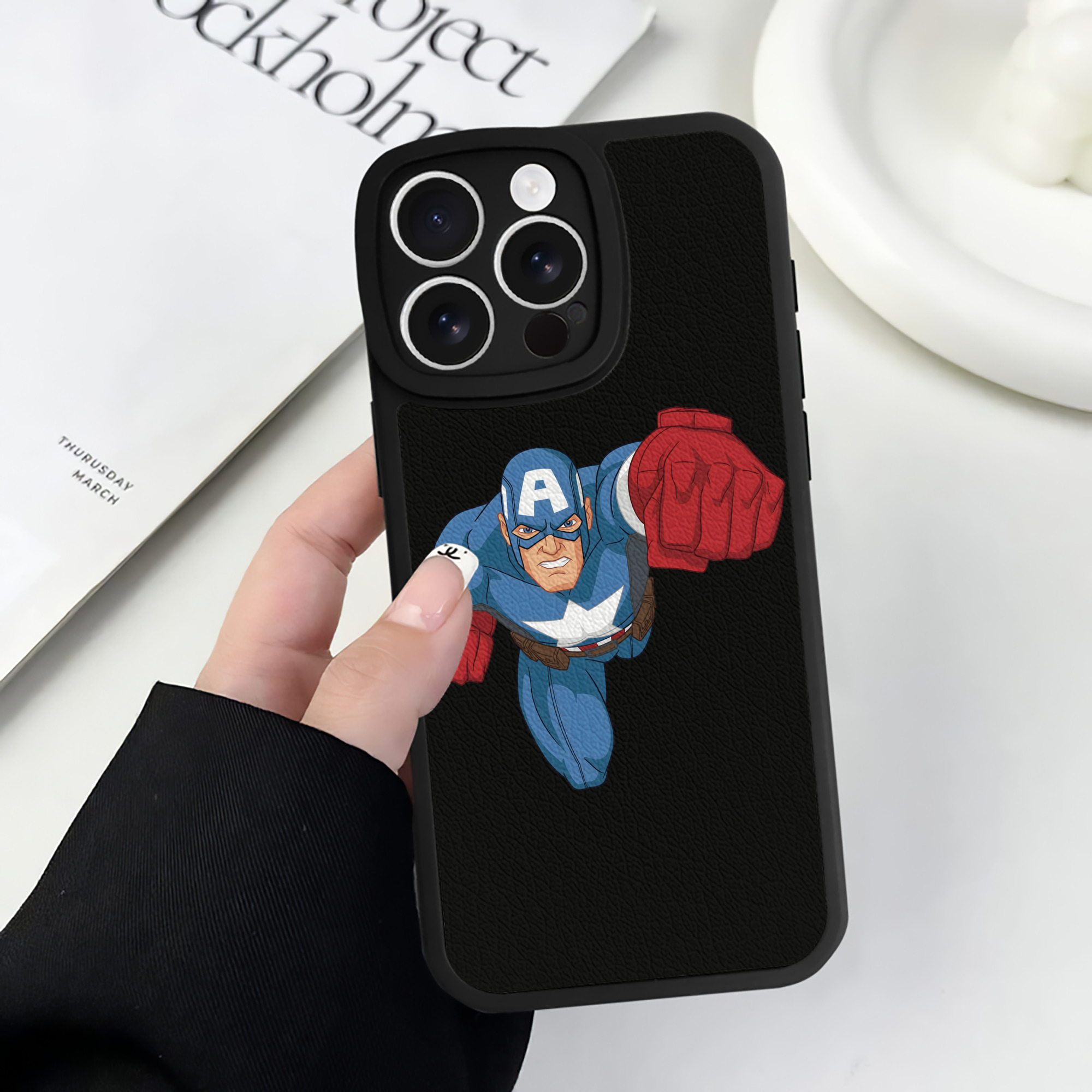 （画像用） アベンジャーズ The Avengers 【iPhone 16シリーズ対応】シリコンスマホケース（レザー調） 材質：シリコン